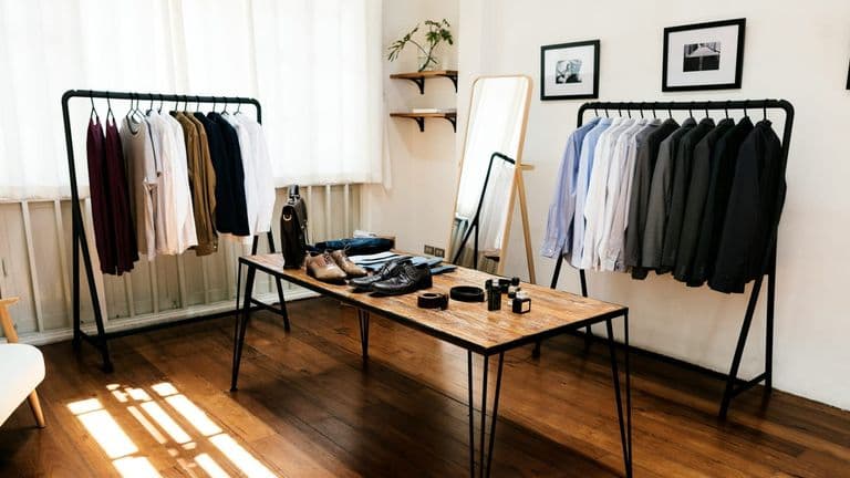 How Minimalist Fashion is Taking Over Men’s Wardrobes in 2025